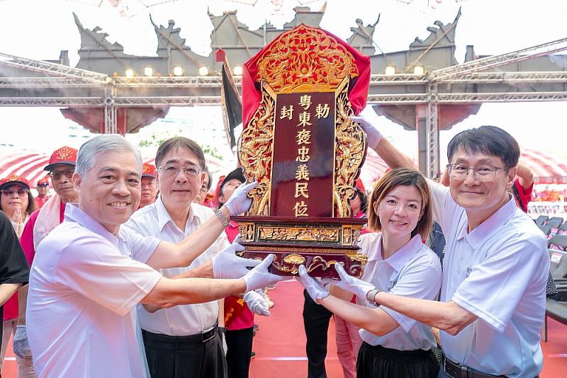 圖1 客委會范佐銘副主委、新北市議會李政勳副秘書長、新北客家局劉冠吟局長、新北市政府陳純敬副市長(左至右),恭迎義民爺上神龕