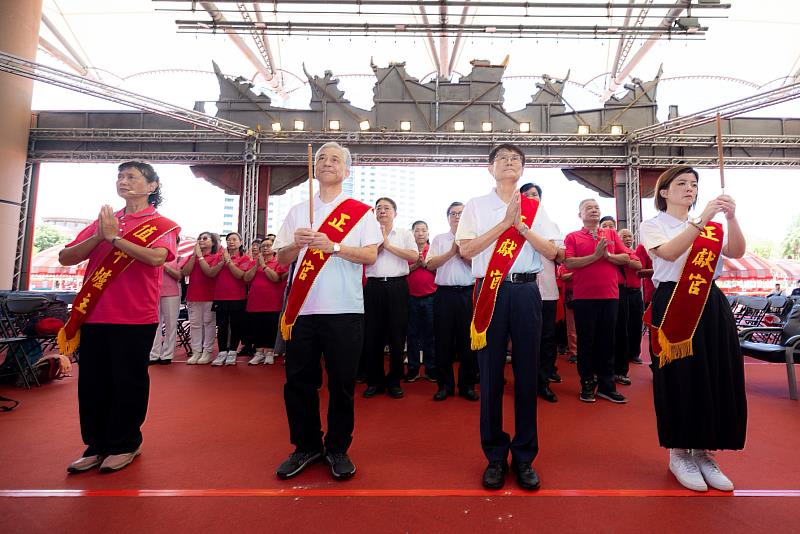 圖3 安座典禮，主祭持香敬拜