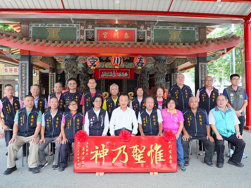 翁章梁縣長贈匾朴子春川宮 表達敬意與感念信仰力量