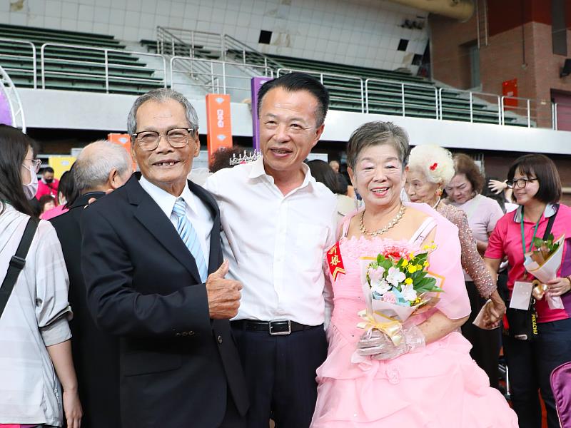 翁縣長與學生時期的老師、師母合影