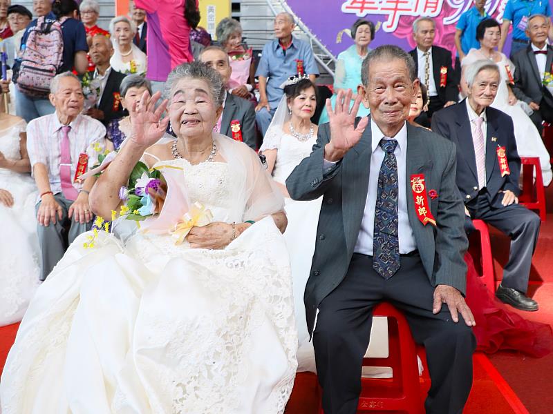 110對銀髮佳偶重披禮服 黃金鑽石婚99圓夢活動感動登場