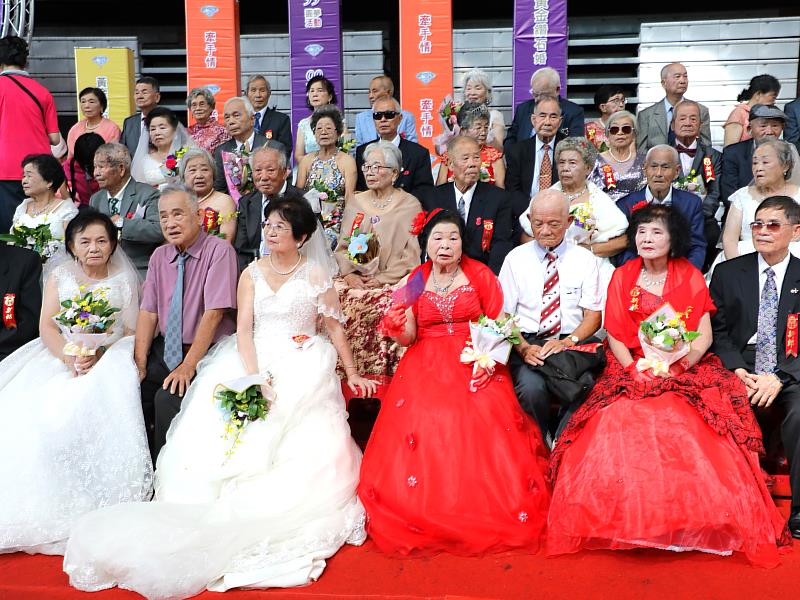 110對銀髮佳偶重披禮服 黃金鑽石婚99圓夢活動感動登場