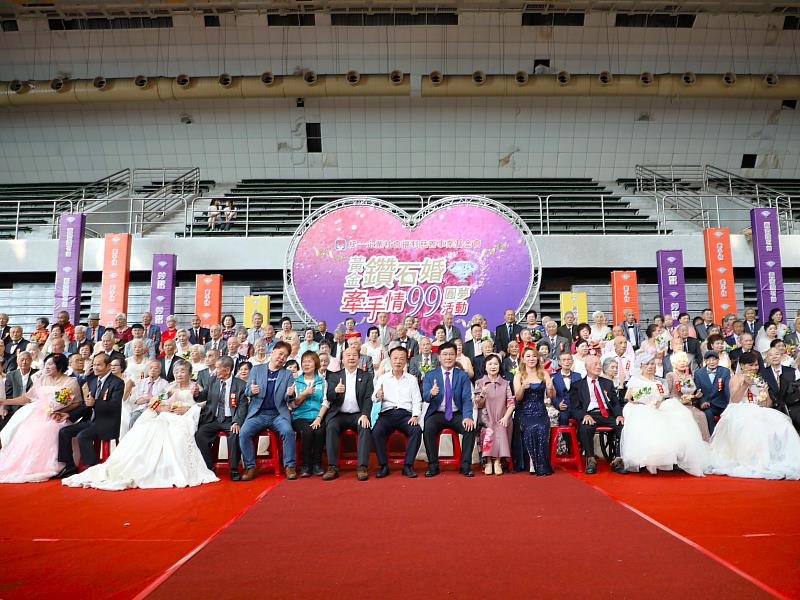 110對銀髮佳偶重披禮服 黃金鑽石婚99圓夢活動感動登場
