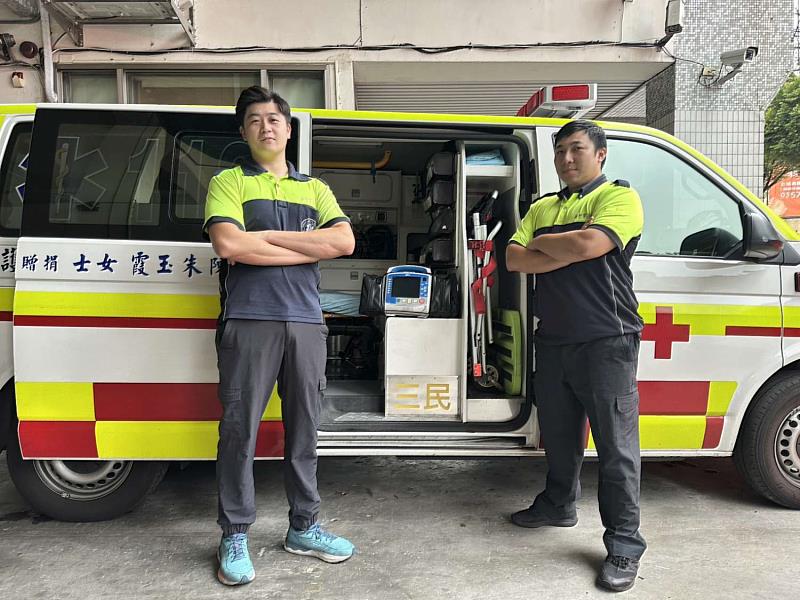 三民分隊消防員鄭世玄、鄭捷仁展現專業救護技能。