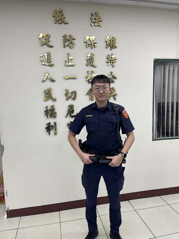 湳雅派出所警員賴崧豪主動幫助患者按壓CPR。