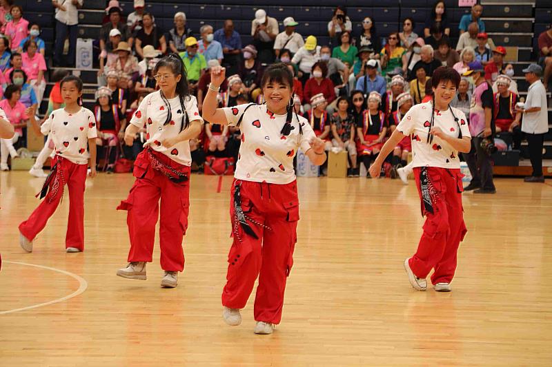 嘉縣114年運動i臺灣2.0體育嘉年華，青銀熱舞輪番上陣