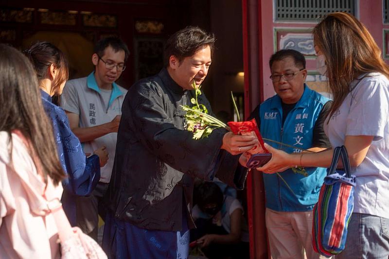 代理市長邱臣遠贈送智慧筆、麵線、芹菜及蔥,祝福學子學業順利。