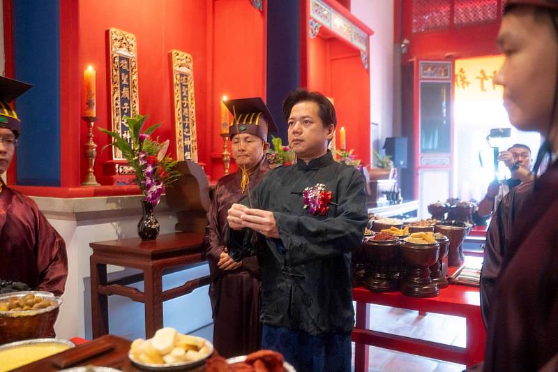 代理市長邱臣遠擔任正獻官，向孔子獻上最崇高的敬意。