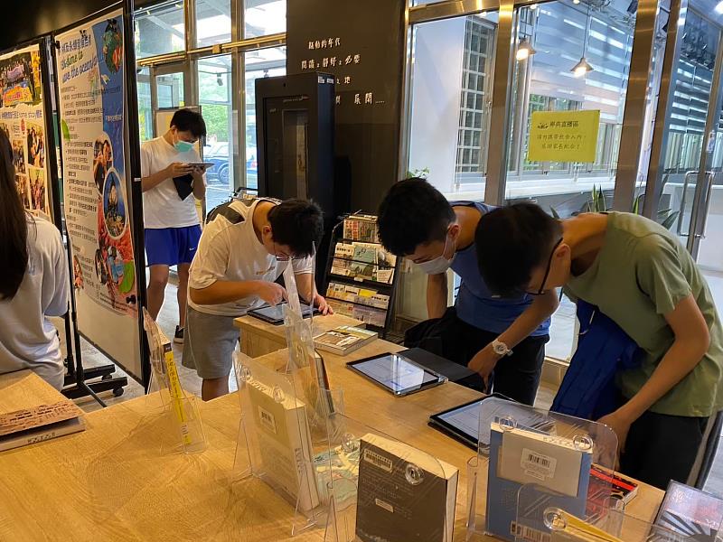 學生運用圖書館進行閱讀與創作或自主學習活化空間： 沖繩知識大考驗