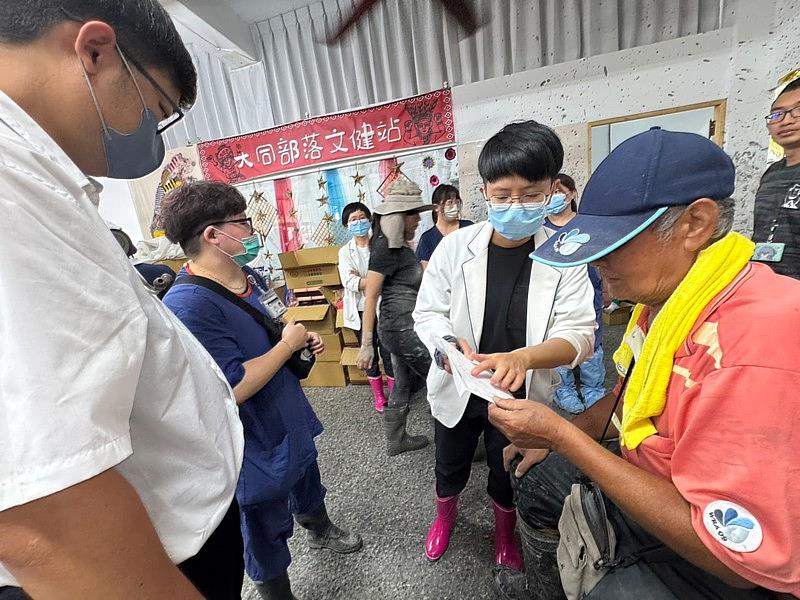 花蓮慈院機動巡迴醫療隊今天進入到交通受限的大同村,第一位診治的就是已經五天沒吃高血壓、糖尿病藥物的村長。