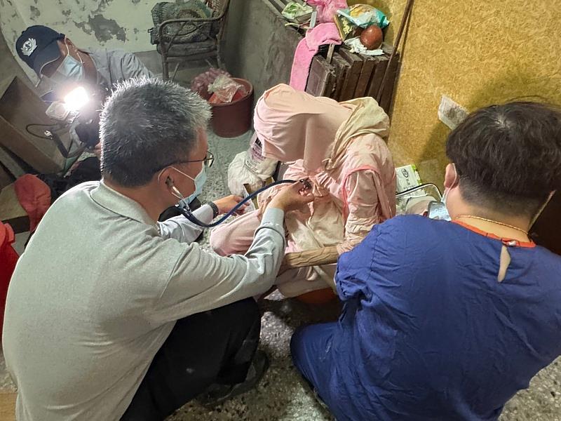 得知光復鄉目前還有些鄉親因為行動不便等因素,無法前往醫療站求助,花蓮慈院醫療隊就機動進行居家往診,腎臟內科王智賢醫師仔細為鄉親看診。
