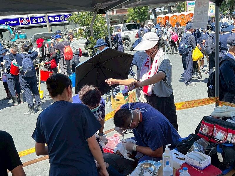 隨著災區清理進度與現場需求，花蓮慈院開設第三醫療站，外傷傷患佔了大多數，在團隊的協助下，骨科劉冠麟醫師為救災人員進行傷口縫合。