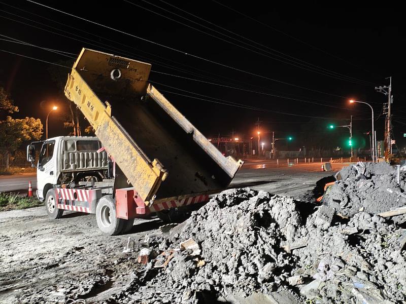 連假三天志工大量湧入 避免志工受傷大型器械縣府深夜趕工清理1
