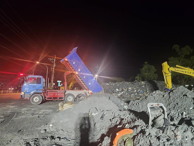 連假三天志工大量湧入 避免志工受傷大型器械縣府深夜趕工清理2