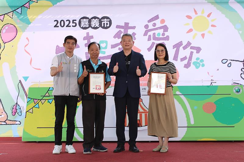 0_林瑞彥副市長致贈感謝狀予嘉義文財殿與台灣畜犬協會