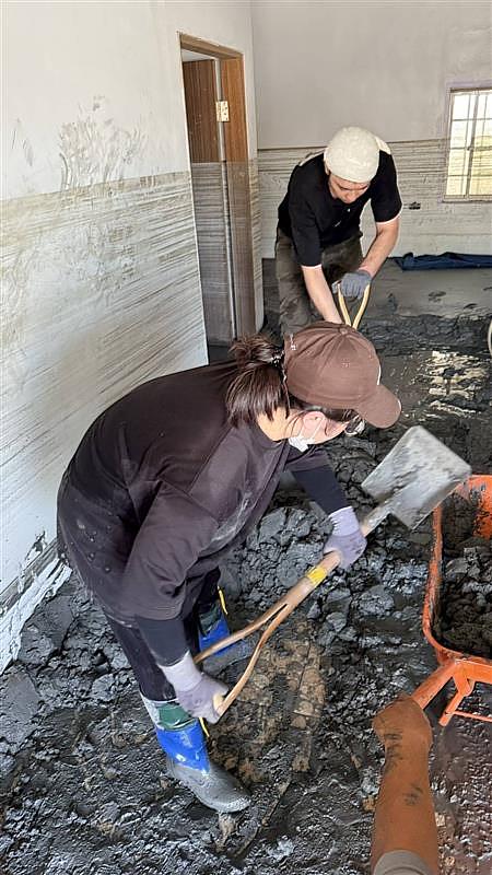 遠傳花蓮門市同仁主動前往災區現場，化身「鏟子超人」，協助災區清理工作，將溫暖與實際行動帶進災區。