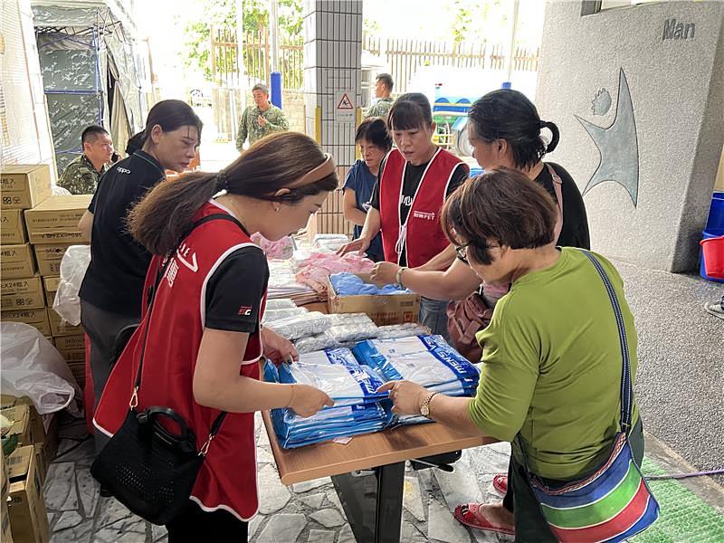 遠傳花蓮門門市同仁主動募集各項物資協助災民,並主動陪伴高齡長輩,協助義工。