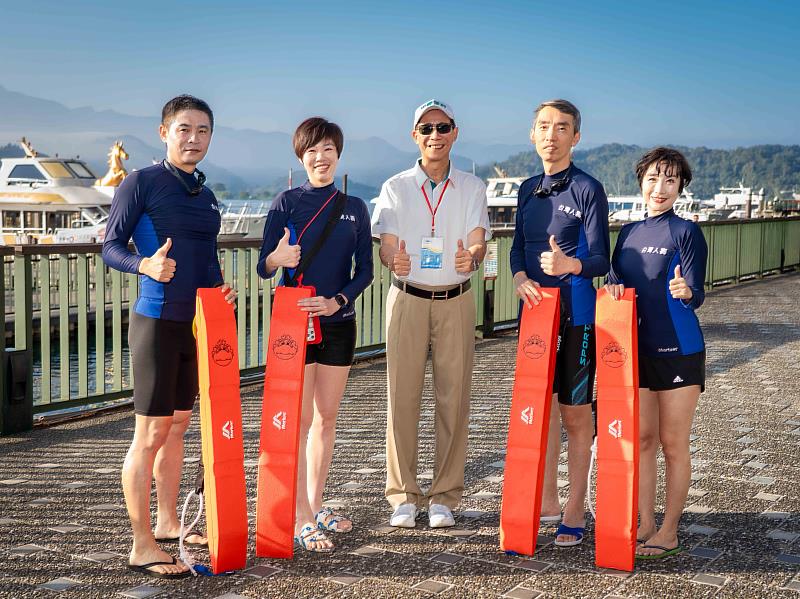 台灣人壽莊中慶總經理(中)與中信金控朱盈璇策略長(左二)、謝壯堃投資長(右二)、台灣人壽陳姵君法務長(右一)、黃建鈞法務部長(左一)誓師泳渡明潭。/台灣人壽提供