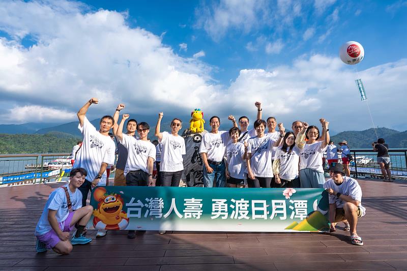 台灣人壽莊中慶總經理、吉祥物台灣阿龍化身泳渡大使,率領中國信託泳士們成功泳渡日月潭。/台灣人壽提供