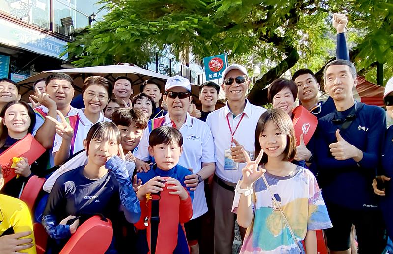 前總統馬英九、南投縣長許淑華、台灣人壽莊中慶總經理和大小泳士們展現泳渡熱情活力。/台灣人壽提供