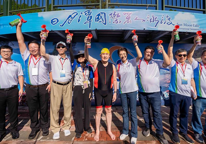 前總統馬英九(中)、南投縣長許淑華(右四)、台灣人壽莊中慶總經理(左三)為泳渡日月潭鳴槍開游。/台灣人壽提供
