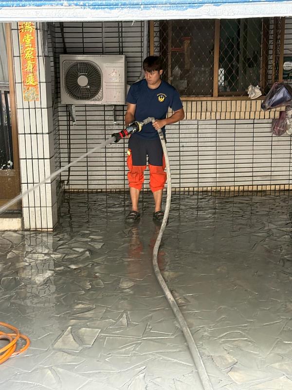 照片說明:水箱車至和平街協助道路清理任務。
