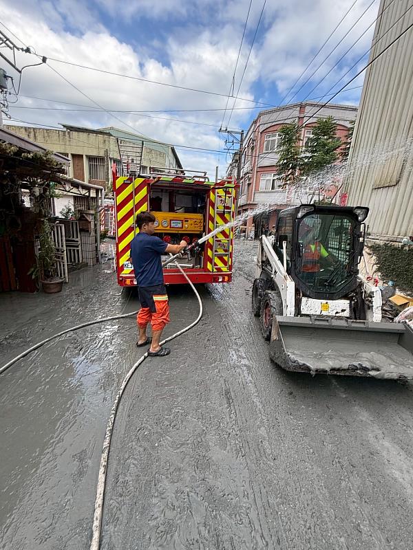 照片說明：水箱車至和平街協助道路清理任務。
