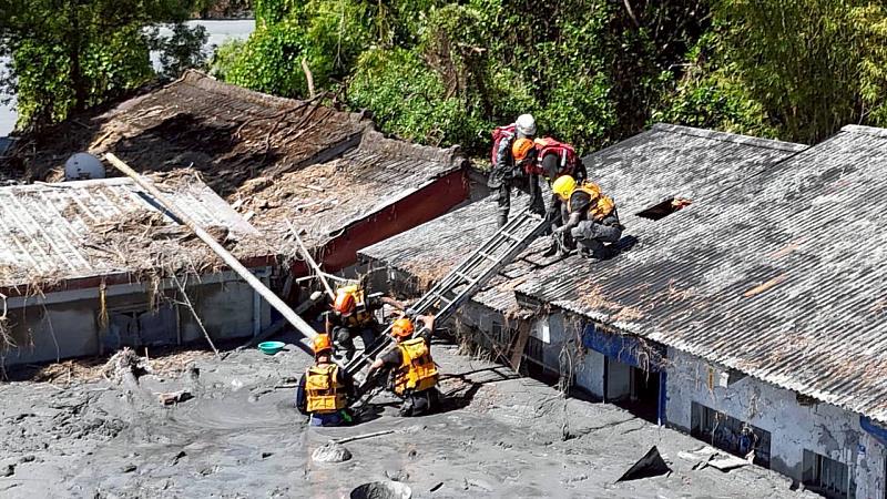 七天以來,新北消防共出動150名消防、義消、民間救難團體及醫護人員、40輛救災車輛、12架空拍機、3艘橡皮艇、2隻搜救犬,累計投入420人次,完成167件救援任務,逐戶搜索167戶住家,協助安全疏散232位受災民眾,並由特搜醫療組現場救治13名患者。