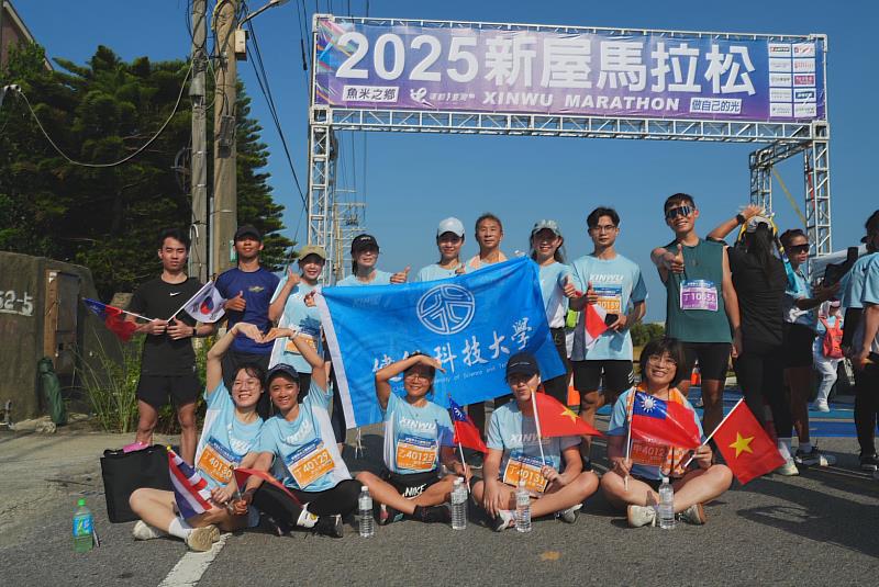 圖4／多元與團結 國旗與校旗同框，畫面濃縮「教育無國界」。