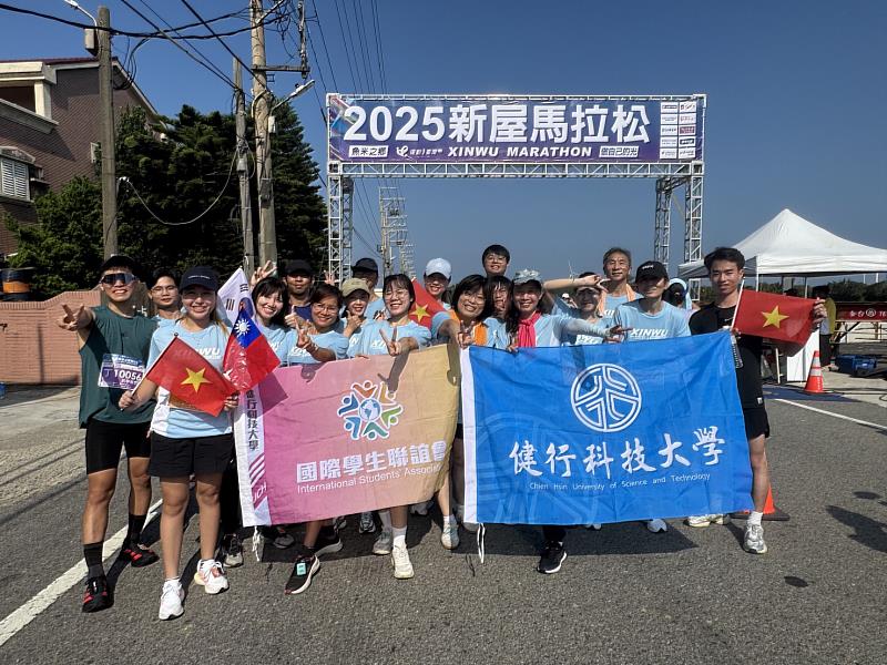 圖3／拱門下的大合照 完賽合影，定格最動人的謝師時刻。