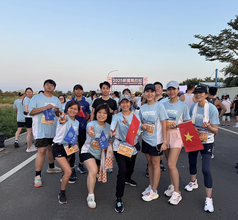 圖1/出發! 曾曉萍處長與25位師生在起跑區合影,笑容與戰鬥力滿點。