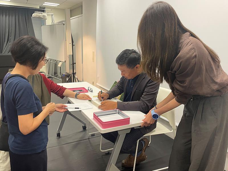 吳明益於座談會後為讀者簽書(駐日臺灣文化中心提供)