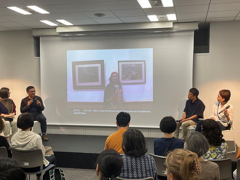 臺灣作家吳明益(左2)與日本知名漫畫家五十嵐大介(右2)於28日跨界交流對談(駐日臺灣文化中心提供)