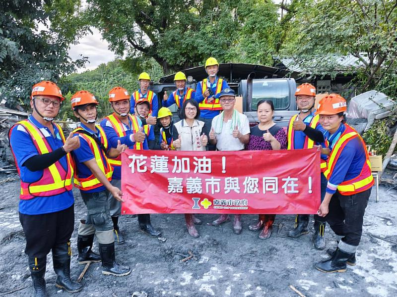 嘉義市救援隊協助當地民眾清運家園