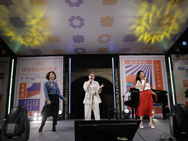 丁曉雯、范怡文、馬毓芬音樂節上首次合唱〈風中的早晨〉。
