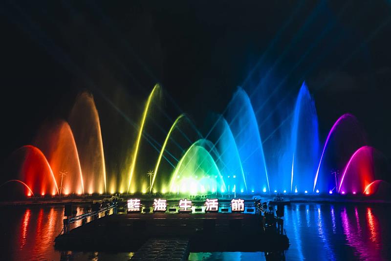 台東藍海生活節浪漫開演！湖畔音樂與水舞一次享受(照片台東縣政府提供)