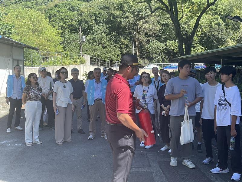 台北市政府消防局大直分隊同仁為師生說明滅火器正確使用方式。