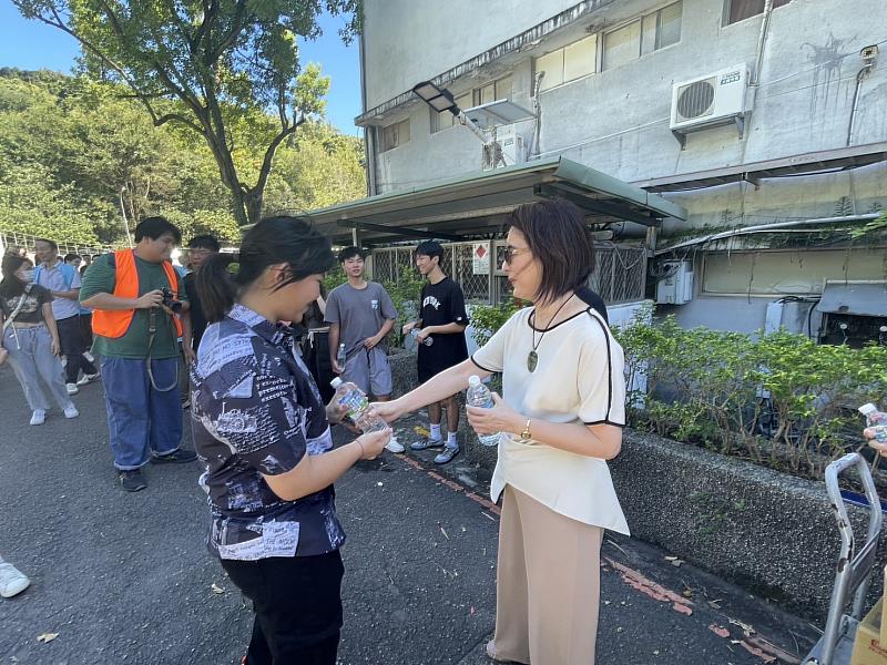 洪久賢校長親自參與，勉勵師生平日做好準備，守護自身安全。