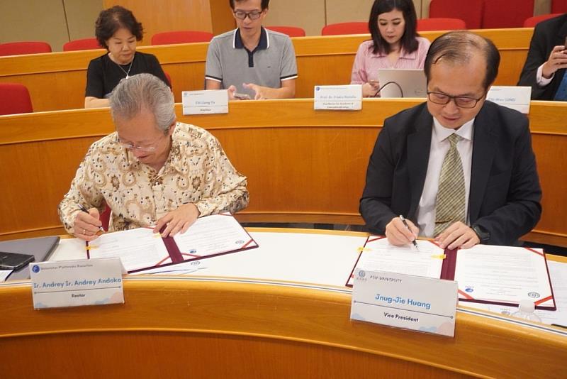 亞大副校長黃俊杰（右）、印尼多媒體大學校長Ir. Andrey Andoko（左）代表簽署合作備忘錄。