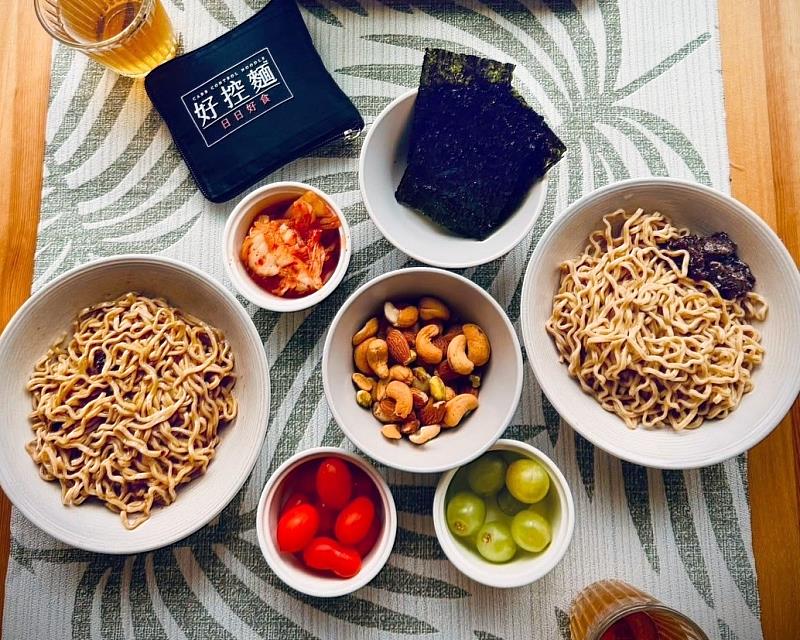 「好控麵」的花椒胡麻、暖薑麻油、經典川辣三種口味，全素可食，更採用高蛋白、精緻麵粉減量的Q彈麵體，兼顧美味與健康。（資料來源：日日好食）