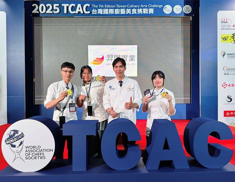 南臺科大餐旅系師生在「2025年第7屆TCAC台灣國際廚藝美食挑戰賽」中,榮獲3面金牌與2面最高分榮譽獎。圖為指導老師林政陞助理教授與3位獲獎金牌學生(李依蓉、郭佳琳、陳宏裕)的大合影。