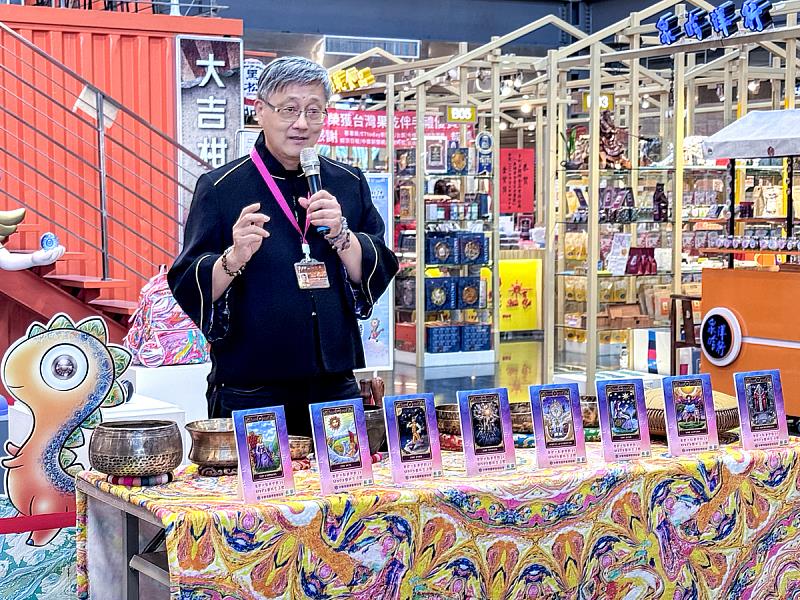 老師細心解說塔羅牌,帶領大家從牌面訊息中尋找吉祥與療癒的啟示。
