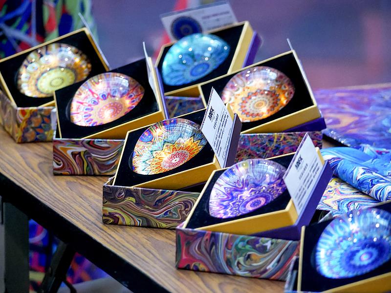 繽紛耀眼的文創精品「曼陀羅吉祥藝術圖騰水晶鎮」，以色彩與能量療癒生活