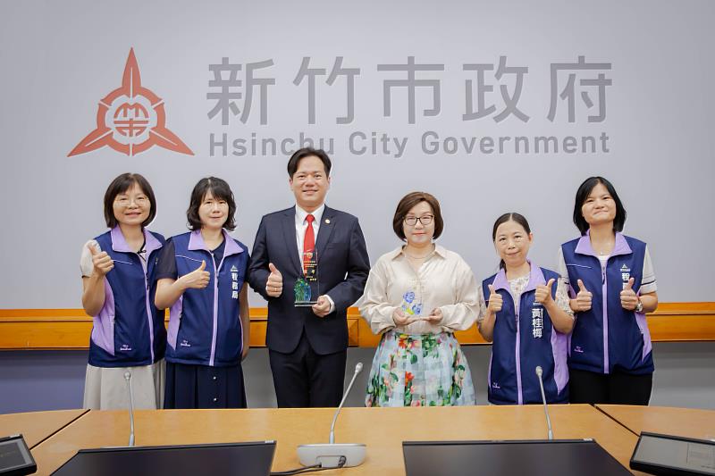 新竹市稅務局獲財政部考核雙冠，代理市長邱臣遠於市務會議表揚肯定。