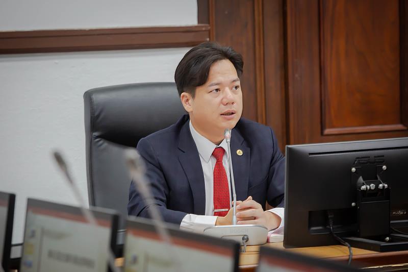 新竹市稅務局獲財政部考核雙冠，代理市長邱臣遠於市務會議表揚肯定。