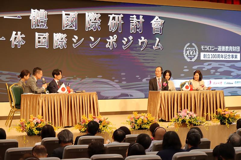 張榮發基金會執行長鍾德美(右1)、永光化學總經理陳偉望(右3)與長谷虎紡績總經理長谷享治(左3),3人分別就企業、基金會如何實踐道德與主持人進行深度對談。