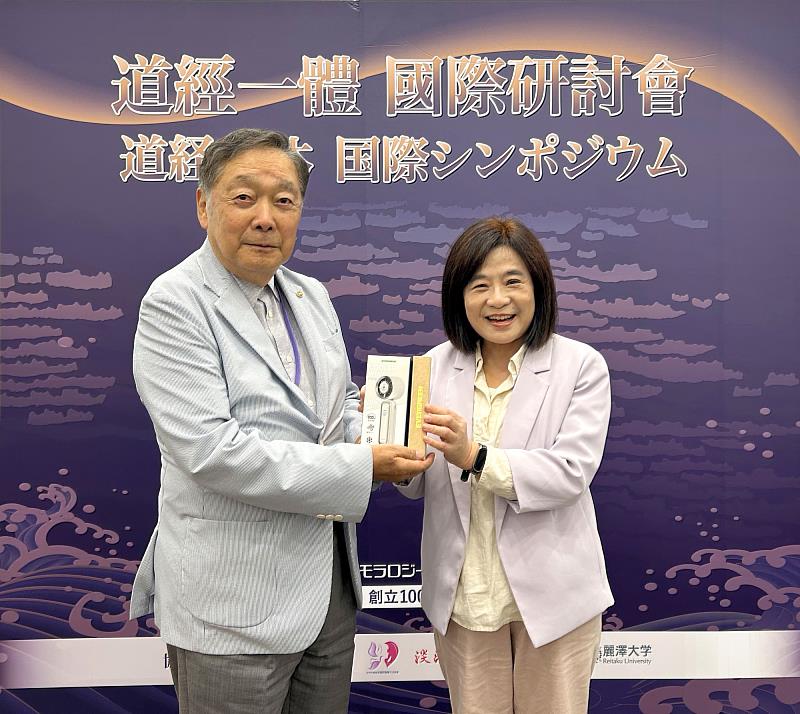 張榮發基金會執行長鍾德美（右1）誠摯歡迎道德教育財團董事長廣池幹堂（左1）遠從日本來臺舉辦國際研討會並致贈禮物。