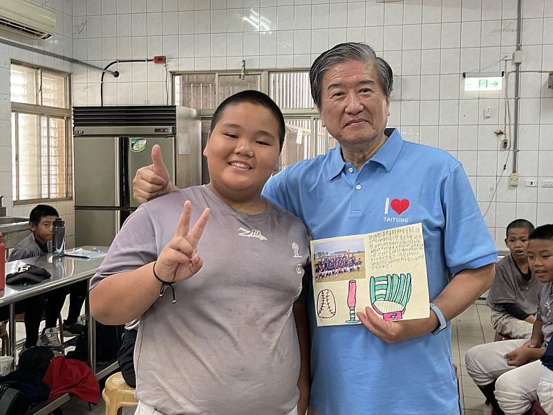 凱基慈善基金會執行長曾錦隆（右）親訪偏鄉小學，關心早餐營養補充情形，國小學童送上親手製作卡片致謝。