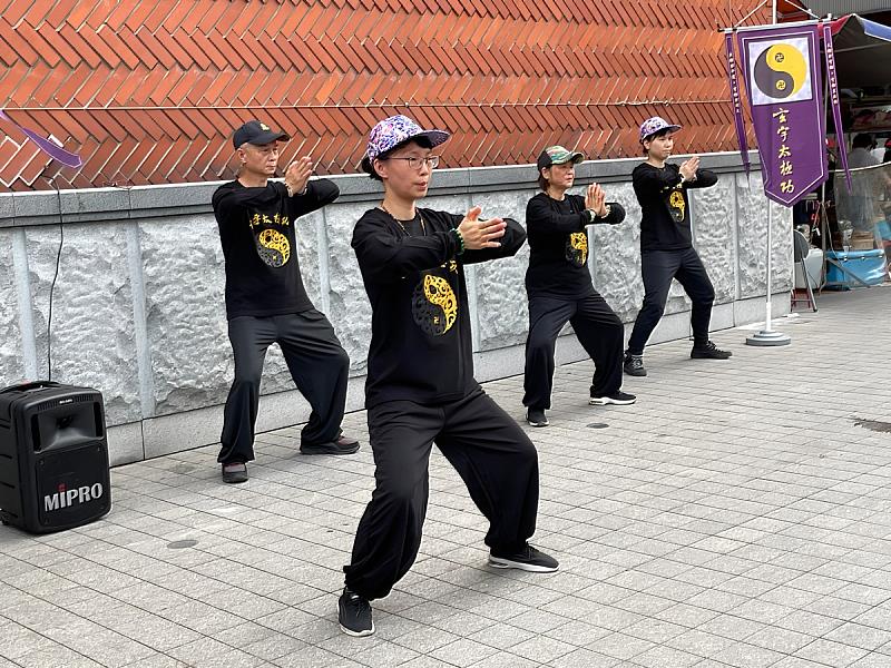 玄宇太極功－隨著音樂舒展身心，全場共同感受太極功的勁道與和諧。