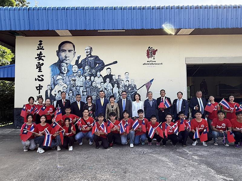 僑務委員會委員長徐佳青、全國創新創業總會總會長邱銘乾、泰國臺灣商會聯合總會永遠名譽總會長郭修敏等貴賓與華校學生合影